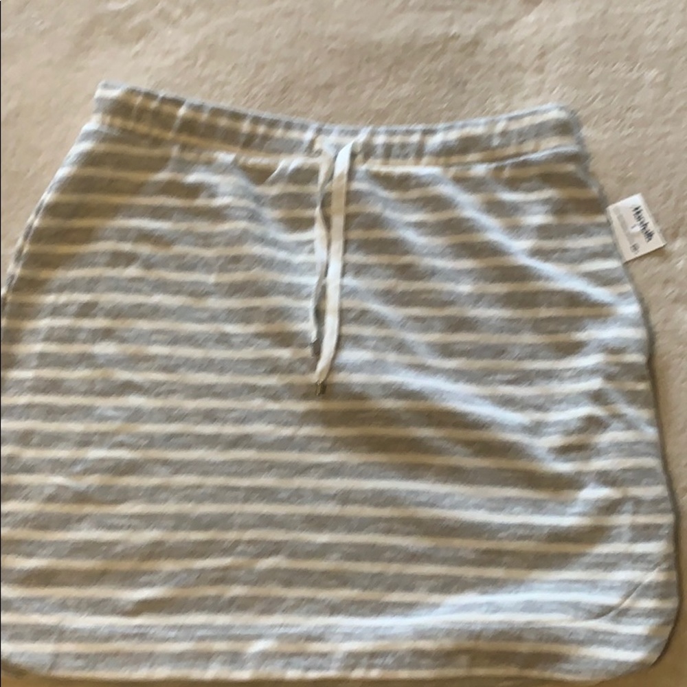 Cute little comfy skirt w/side slits